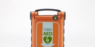Co należy zrobić w pierwszej kolejności gdy AED zaleca defibrylację?